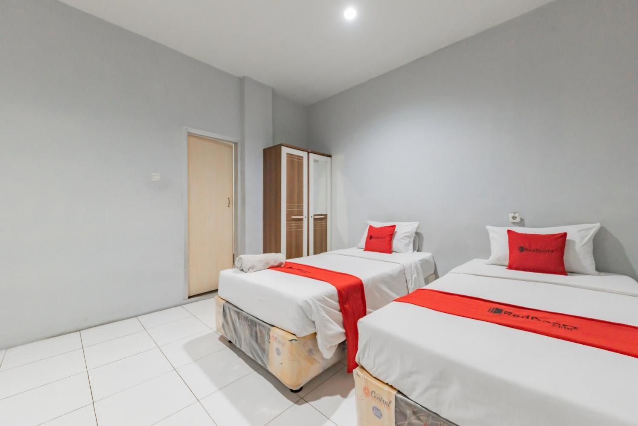 Отель Reddoorz @ Pelajar Pejuang 3 Бандунг Экстерьер фото
